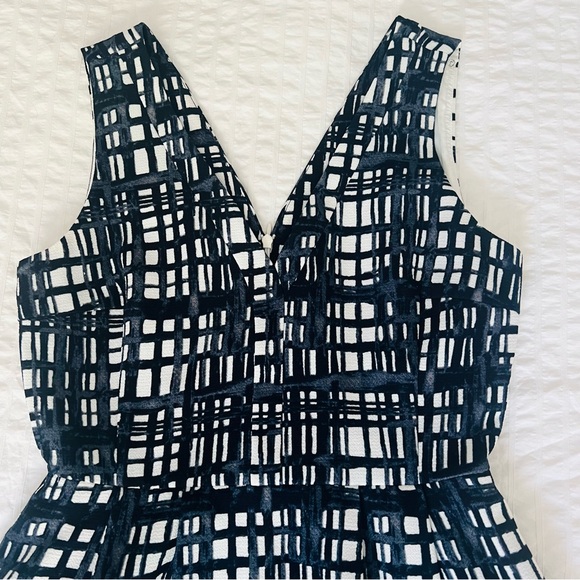 Madewell Plaid Navy Blue/ white dress sleeveless, above knee size 6 dress - Picture 3 of 9
